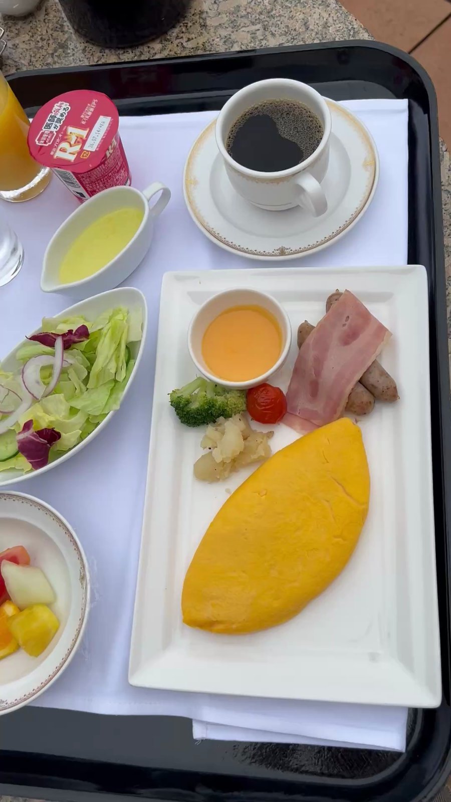 ミラコスタの朝食トレー全体