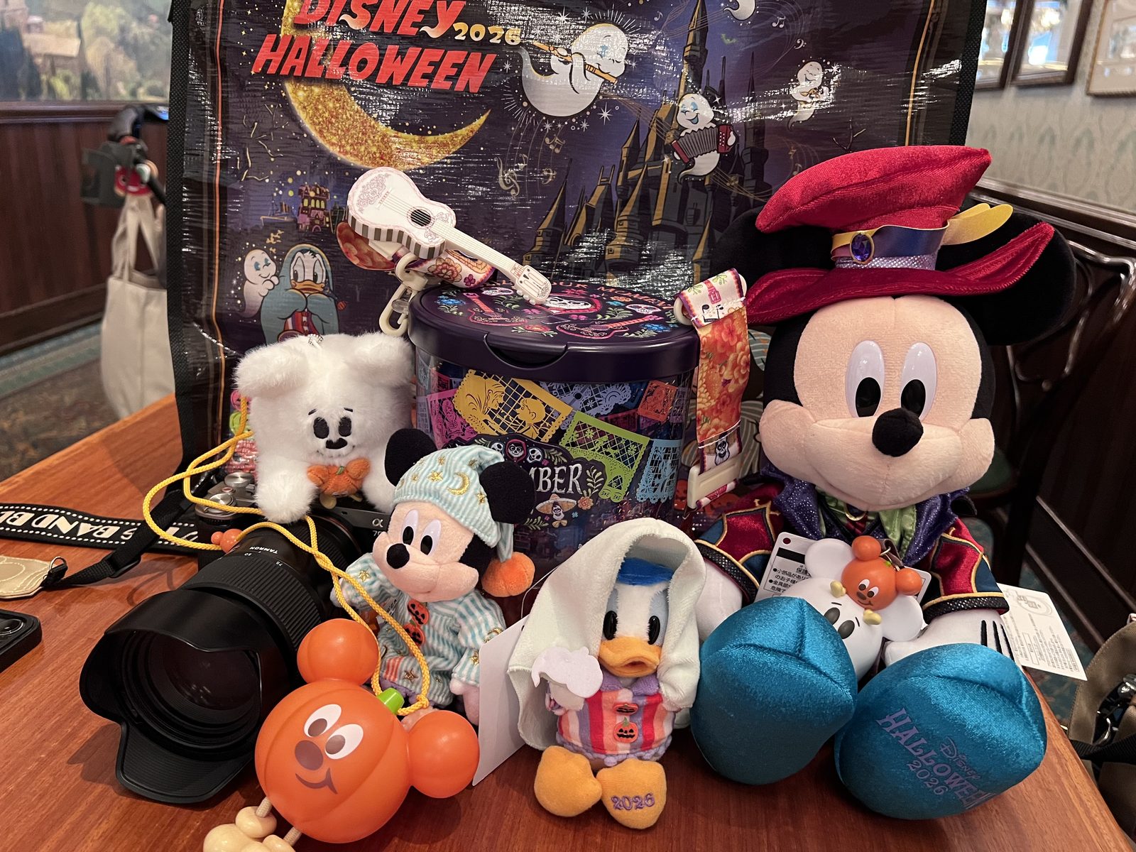 ハロウィーンのショッピングバッグの前に、ぬいぐるみやバケットを並べたところ