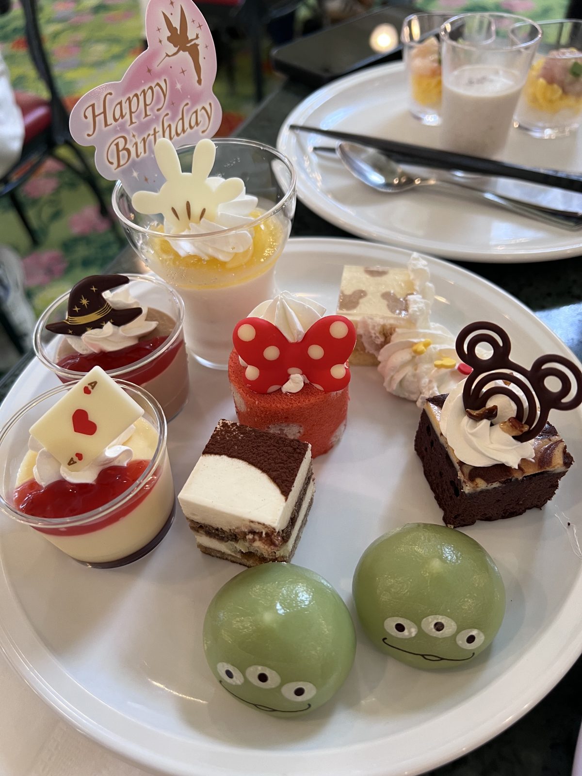 リトルグリーンまんやミニーのリボンのケーキなど、スイーツをたくさんのせたお皿