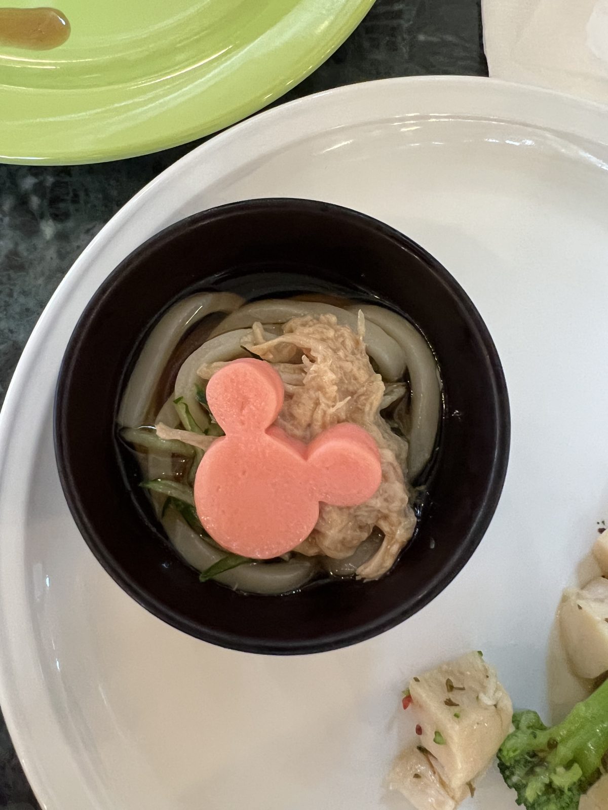 ピンクのミッキーの形のものがのった、うどん