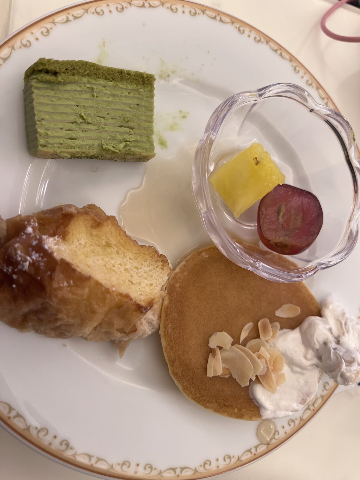 パンケーキ、フレンチトースト、抹茶のケーキ、フルーツをのせたお皿