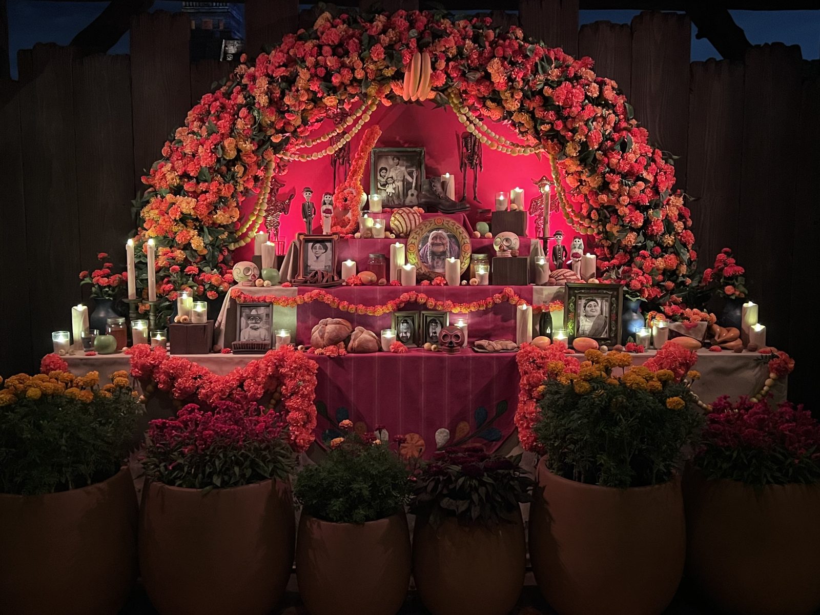 マリーゴールドとろうそくで飾られた、夜の祭壇