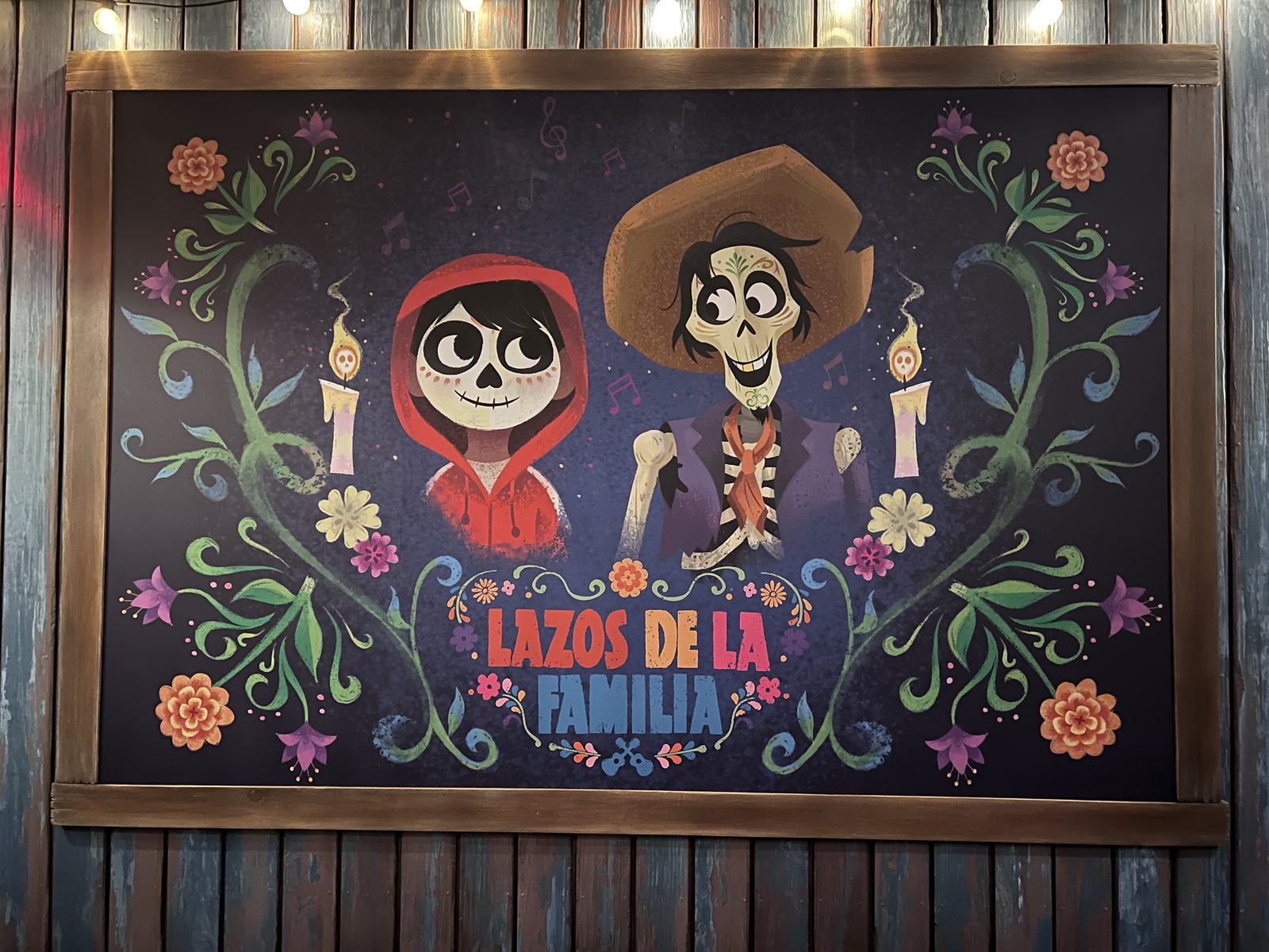 「LAZOS DE LA FAMILIA」と書かれた、ミゲルとヘクターの絵の看板